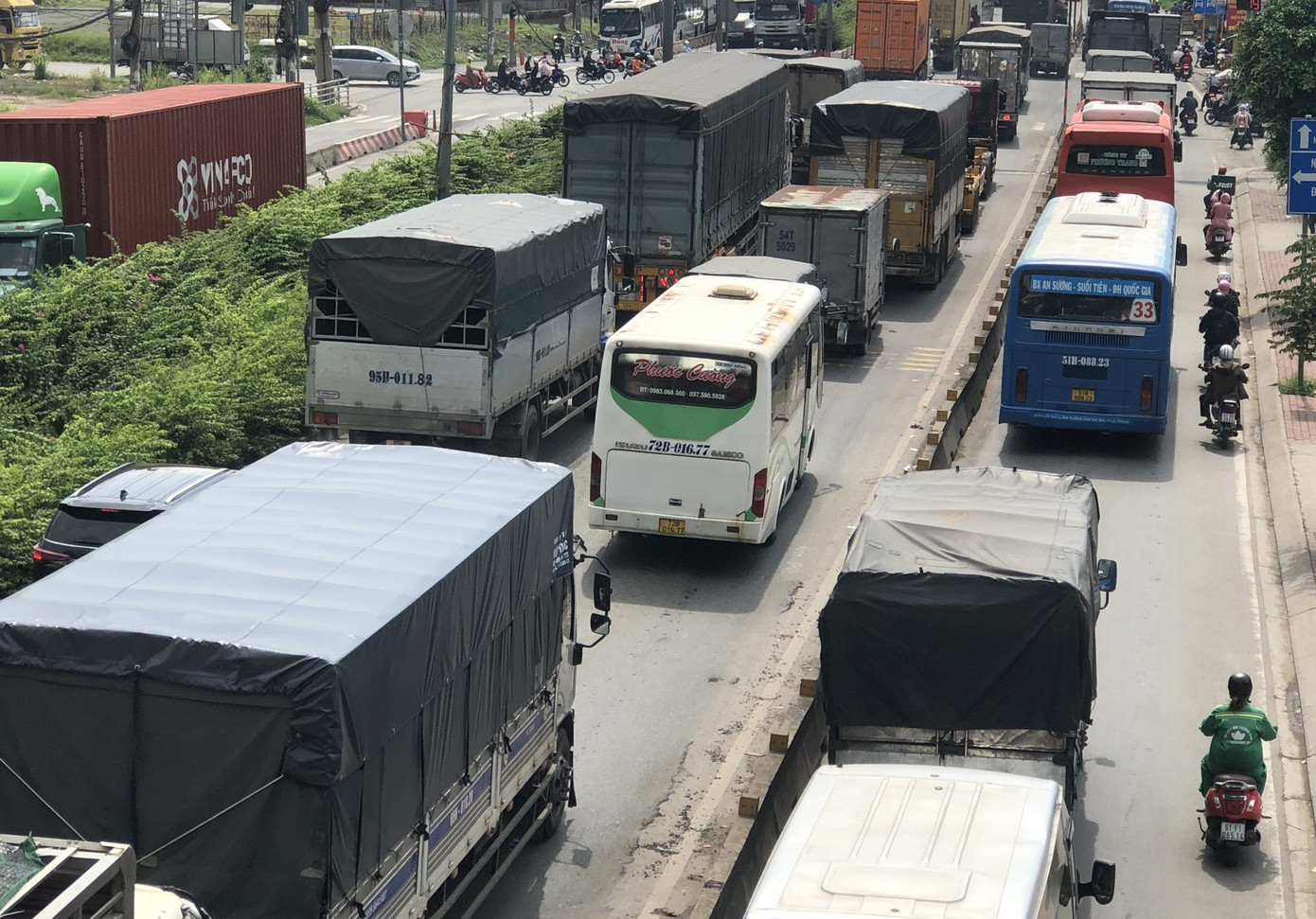 QL1 ùn tắc hơn 3km do vụ tai nạn chết người. Ảnh: N.H.