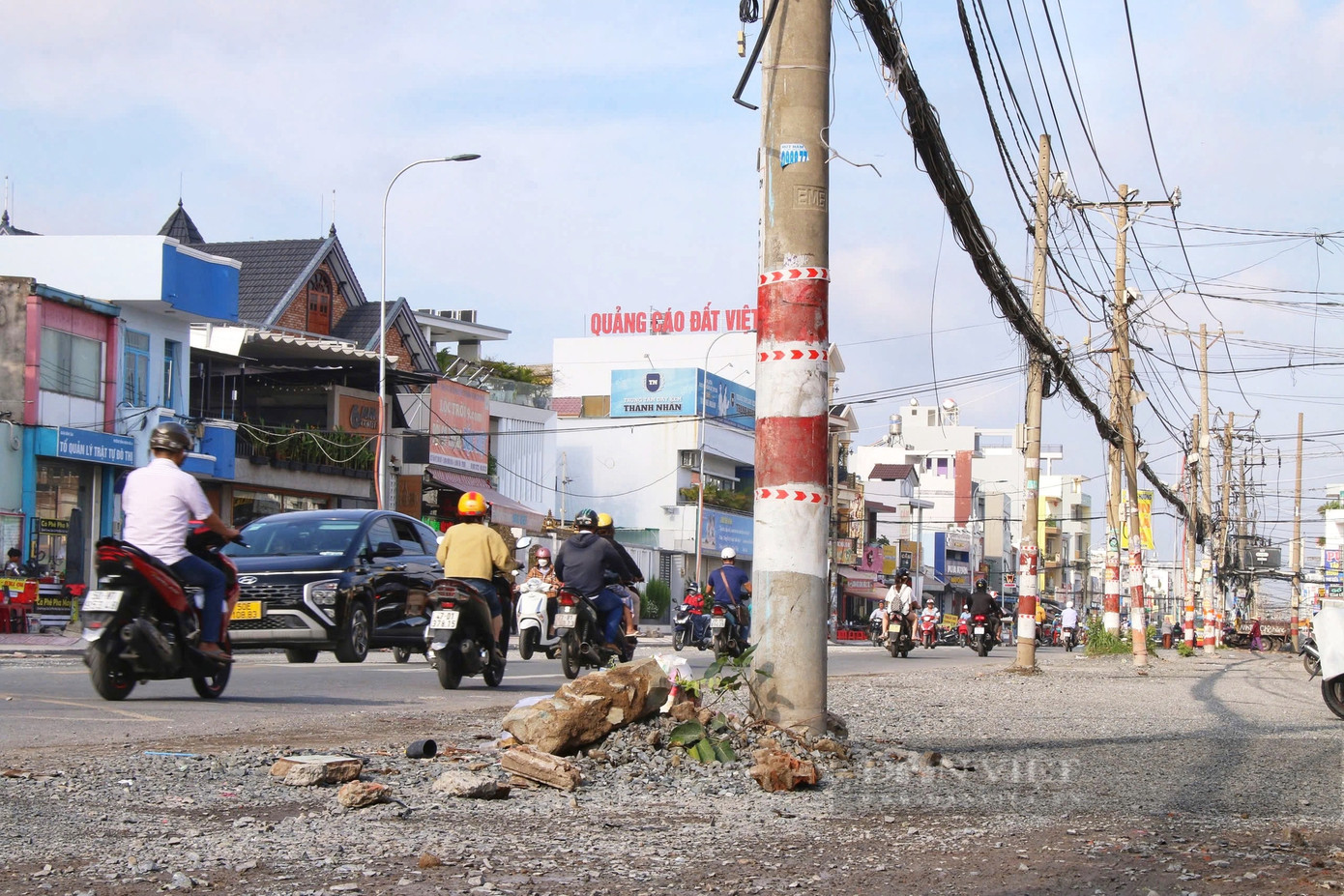 Cột điện nằm giữa đường khiến người tham gia giao thông e ngại. Ảnh: D.B