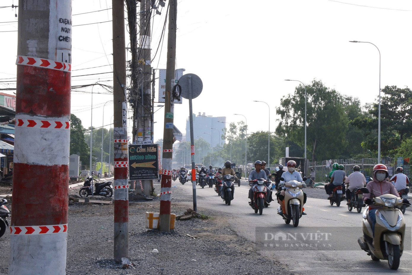 Hàng chục cột điện nằm giữa mặ đường Tân Kỳ Tân Quý, quận Tân Bình, TP.HCM. Ảnh: D.B