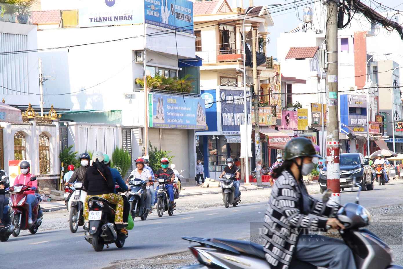 Cột điện nằm giữa đường khiến giao thông nhiều đoạn bị hỗn loạn. Ảnh: D.B