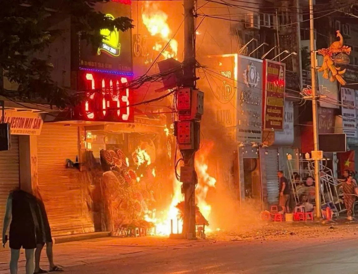 Đám cháy xuất phát từ tầng 1 của ngôi nhà 5 tầng. Ảnh: Cao Thanh Đám cháy xuất phát từ tầng 1 của ngôi nhà 5 tầng. Ảnh: Cao Thanh