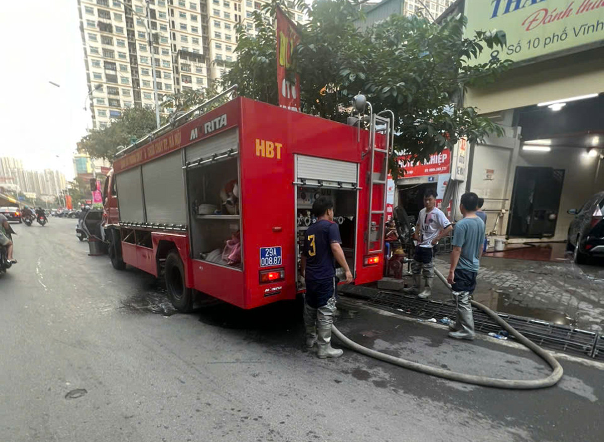 Xe cứu hỏa đến hiện trường vụ cháy. Ảnh: T. Long Xe cứu hỏa đến hiện trường vụ cháy. Ảnh: T. Long