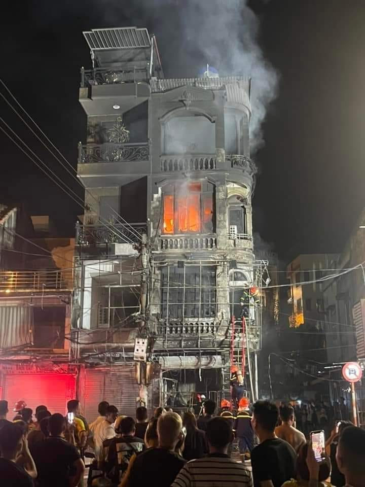 Ngọn lửa thiêu rụi ngôi nhà 5 tầng. Ảnh: Cao Thanh Ngọn lửa thiêu rụi ngôi nhà 5 tầng. Ảnh: Cao Thanh