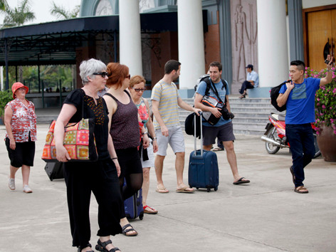 Du khách nước ngoài chuẩn bị xuống tàu