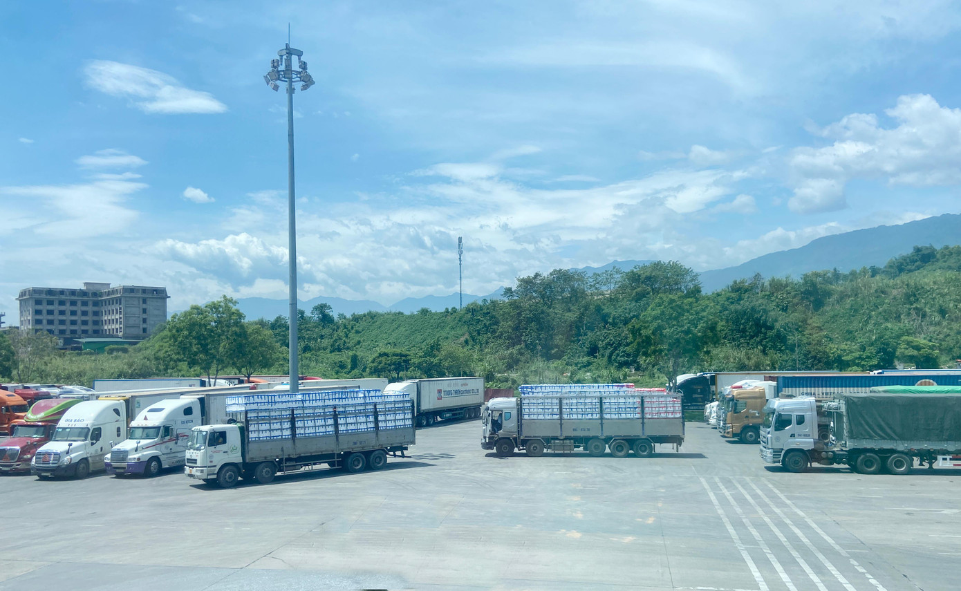 Xe chở quả vải thiều được ưu tiên thông quan tại cửa khẩu.