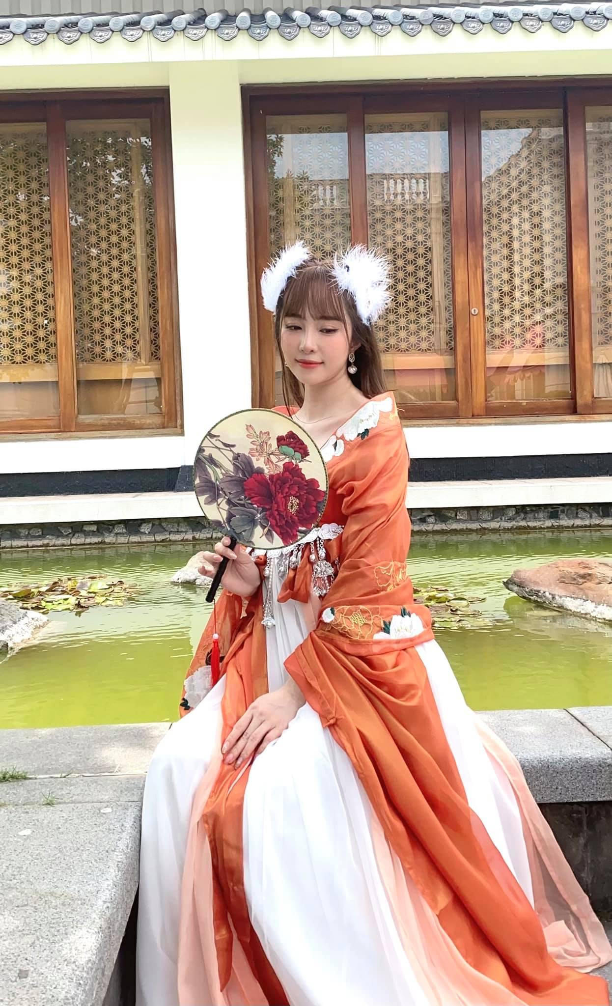 Bắt "trend" cùng Việt Anh, Quỳnh Nga dịu dàng e lệ trong váy thướt tha. Cô chia sẻ: "Đoàn viên chính là loại nhân ngon nhất của bánh Trung thu đó. Các tỉ tỉ hạ phàm ngắm trăng nhẹ nhàng thế này thôi. Có ai thấy thỏ ngọc đâu không!". Bắt "trend" cùng Việt Anh, Quỳnh Nga dịu dàng e lệ trong váy thướt tha. Cô chia sẻ: "Đoàn viên chính là loại nhân ngon nhất của bánh Trung thu đó. Các tỉ tỉ hạ phàm ngắm trăng nhẹ nhàng thế này thôi. Có ai thấy thỏ ngọc đâu không!".