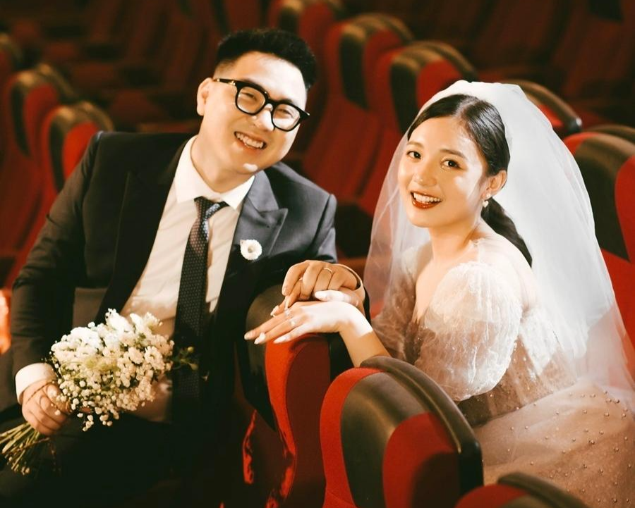 Trên trang cá nhân, MC Phương Thảo viết: &quot;Khi được hỏi “Tình yêu của 2 bạn bắt đầu từ đâu?” Cả hai đều có chung một câu trả lời - đó là sân khấu, là nơi chúng tôi gặp nhau, từ đối tác, thành đồng nghiệp, tới người yêu, và… bạn đời, là nơi chứng kiến nhiều giai đoạn trưởng thành, nhiều khoảnh khắc đẹp có, xấu có của mỗi chúng tôi.&quot; Được biết, ông xã của nữ MC giám đốc của một công ty phát hành nhiều tựa game nổi tiếng.