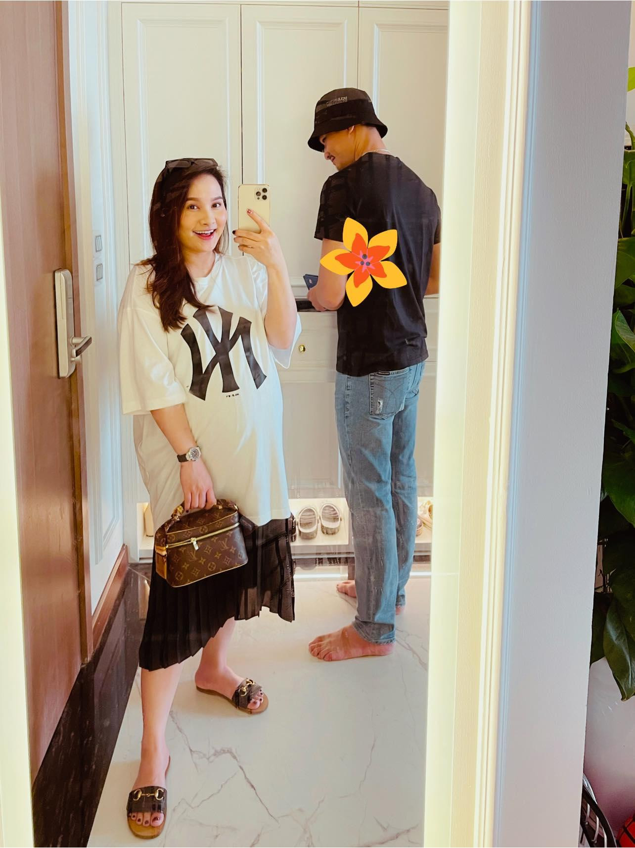 Bảo Thanh dí dỏm chia sẻ khoảnh khắc mang bầu: "Người chồng tần tảo sớm hôm nuôi vợ bầu - bị vợ cướp hết áo nhưng lại ko làm gì được." Bảo Thanh dí dỏm chia sẻ khoảnh khắc mang bầu: "Người chồng tần tảo sớm hôm nuôi vợ bầu - bị vợ cướp hết áo nhưng lại ko làm gì được."