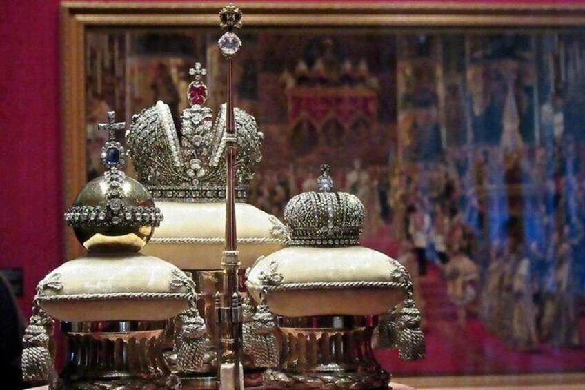 Bản sao của Vương miện hoàng gia vĩ đại và chiếc vương miện nhỏ hơn dùng hàng ngày cùng quả cầu, vương trượng của Sa hoàng tại bảo tàng Hermitage Bản sao của Vương miện hoàng gia vĩ đại và chiếc vương miện nhỏ hơn dùng hàng ngày cùng quả cầu, vương trượng của Sa hoàng tại bảo tàng Hermitage