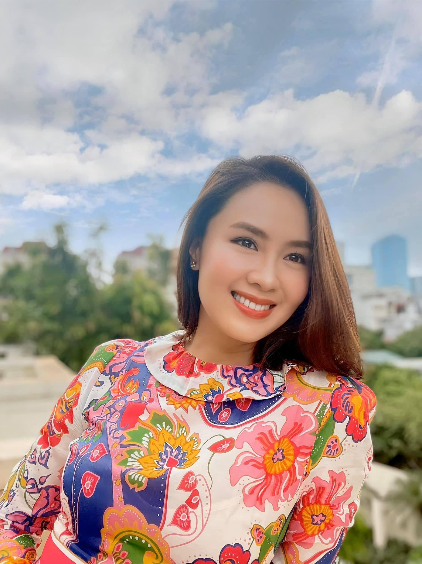 Kỉ niệm ngày Quốc Khánh, diễn viên Hồng Diễm đăng hình váy hoa rực rỡ với dòng chia sẻ: &quot;Váy hoa rực rỡ chào mừng ngày Quốc khánh 2/9&quot;.