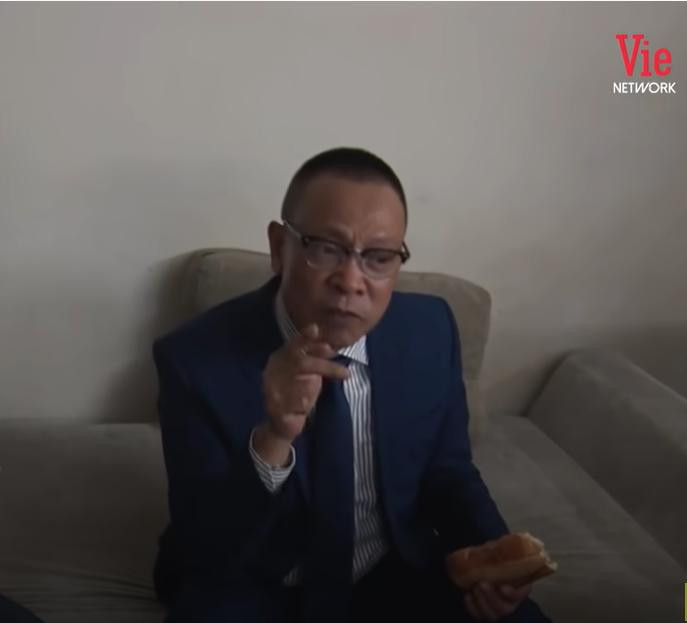 Nhà báo - MC Lại Văn Sâm hùa cùng không khí hài hước trong hậu trường.