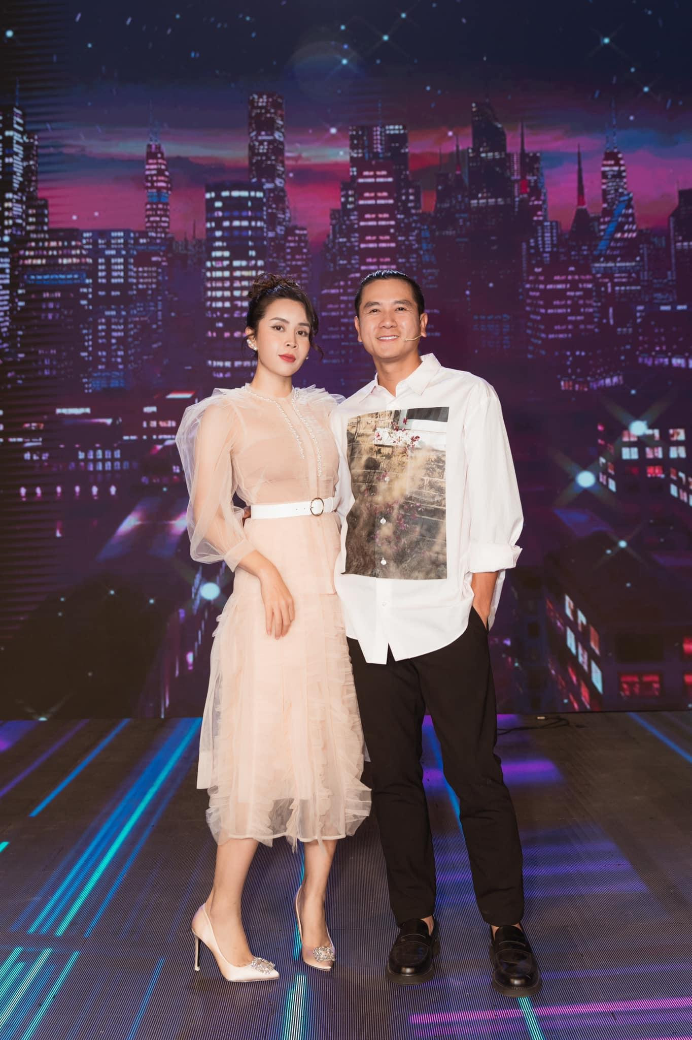 Những năm gần đây, Lưu Hương Giang tạm xa sân khấu, cô trở thành hậu phương, hỗ trợ công việc cùng ông xã Hồ Hoài Anh.