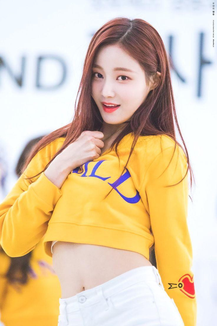 Yeonwoo (1996) là thần tượng Kpop trong nhóm nhạc nữ MOMOLAND và từng đảm nhận vai trò visual, rap dẫn, hát phụ.