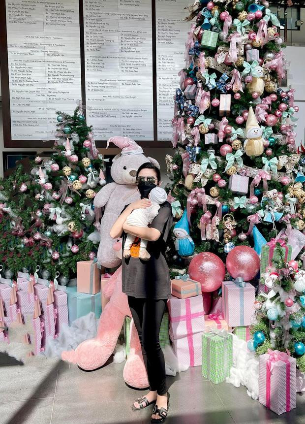 Bảo Thy ra dáng mẹ bỉm sữa &quot;chanh sả&quot; khi bế quý tử