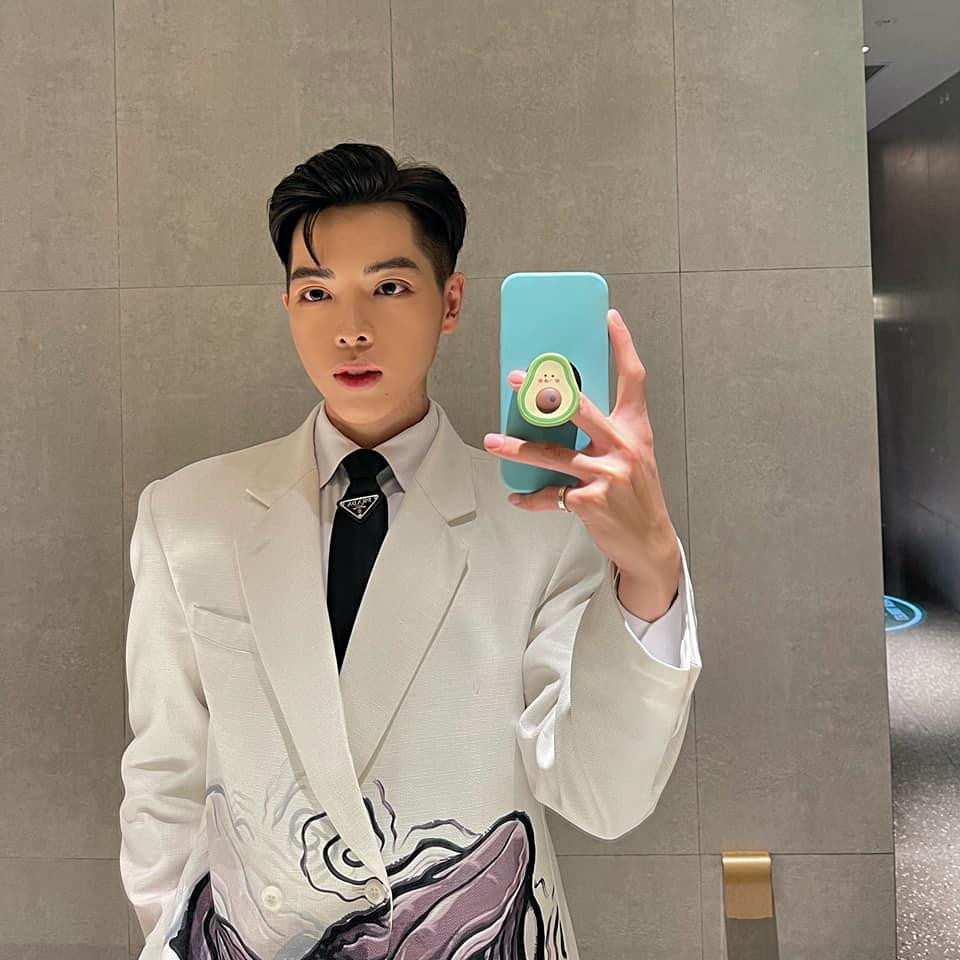 Tuy nhiên, bên cạnh việc khen ngoại hình nam thần, nhiều fan bất ngờ chú ý tới điểm bất thường của bức ảnh.