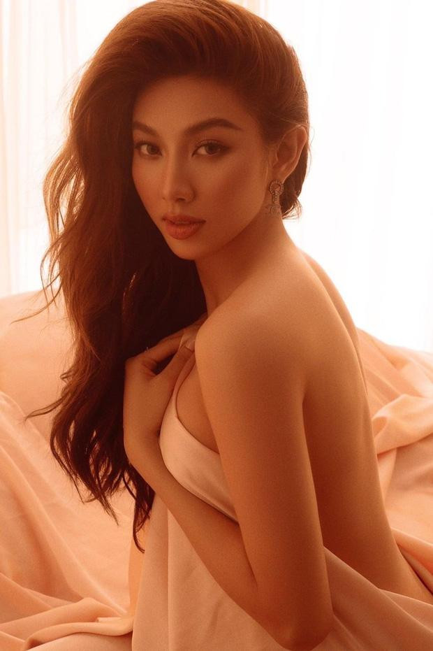 Hoa hậu Thùy Tiên khoe lưng trần gợi cảm.