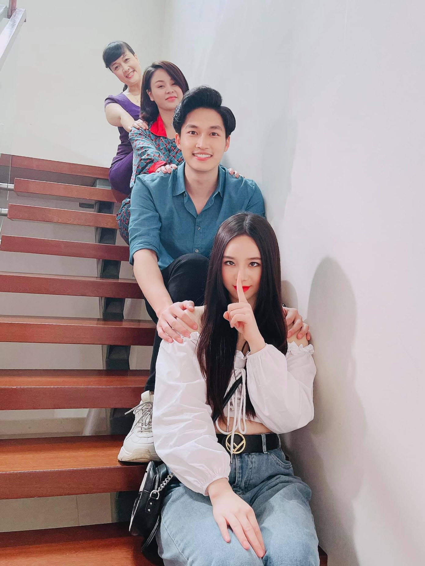 Khoảnh khắc đáng yêu của dàn diễn viên chính phim "Hướng dương ngược nắng", khán giả đặc biệt ưa thích biểu cảm tếu táo của Quỳnh Kool. Khoảnh khắc đáng yêu của dàn diễn viên chính phim "Hướng dương ngược nắng", khán giả đặc biệt ưa thích biểu cảm tếu táo của Quỳnh Kool.