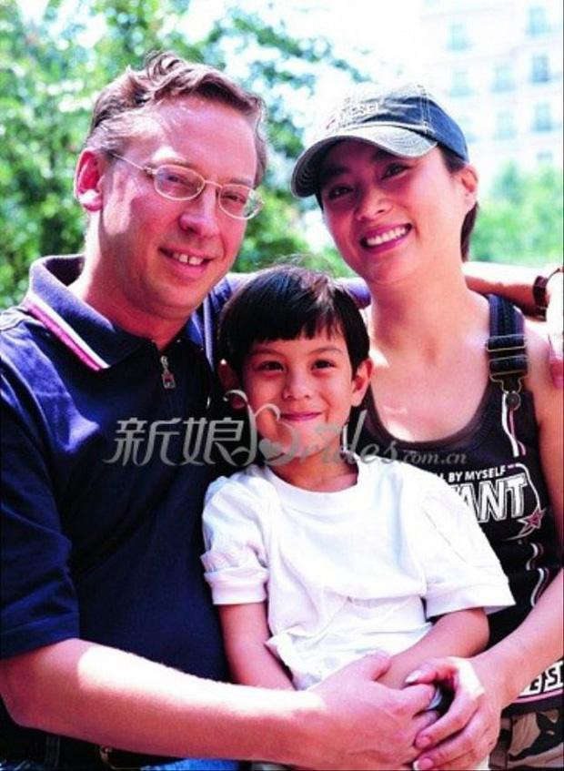 Lý Linh Ngọc cùng chồng cũ ngoại quốc và con trai.