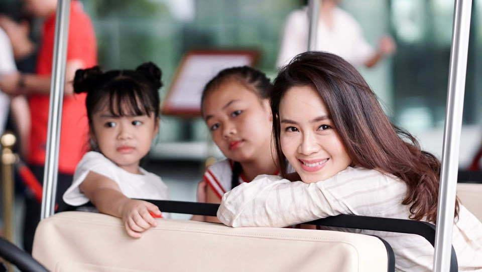 Trước đó, sao nhí 8 tuổi còn từng là &quot;con gái rượu&quot; của Hồng Diễm trong phim &quot;Hoa hồng trên ngực trái&quot;.