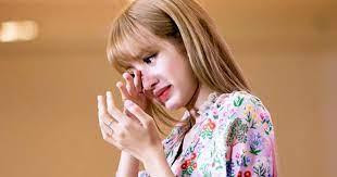 Tuy nhiên, cũng có những khoảnh khắc, nữ Idol từng trải lòng cũng không ít lần rơi nước mắt khi mới bắt đầu thực tập ở YG &quot;Tôi đã khóc rất nhiều, có những lần bỏ cuộc. Câu chuyện thành công đến với tôi chưa bao giờ là dễ dàng. Nhưng tôi hạnh phúc khi tôi chọn nó, nó là đam mê của tôi.&quot;