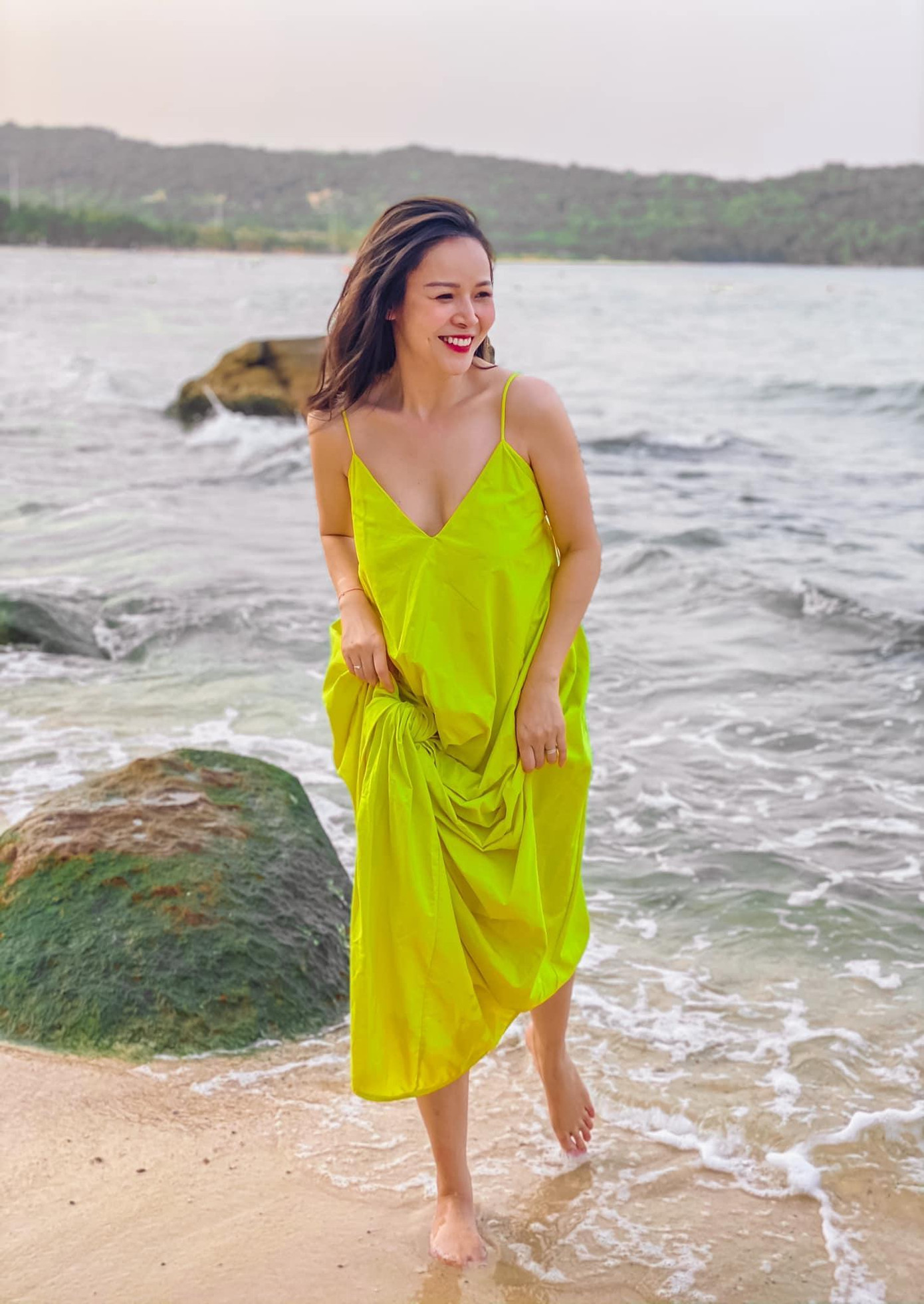 Diễn viên Diễm Hương diện váy hai dây gợi cảm khoe nhan sắc trẻ trung ở tuổi ngoài 30. Diễn viên Diễm Hương diện váy hai dây gợi cảm khoe nhan sắc trẻ trung ở tuổi ngoài 30.