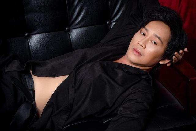 Đặc biệt, nhiều khán giả &quot;phát sốt&quot; khi thấy danh hài Hoài Linh tung hình táo bạo phanh chút áo đầy vẻ phong trần, nam tính.