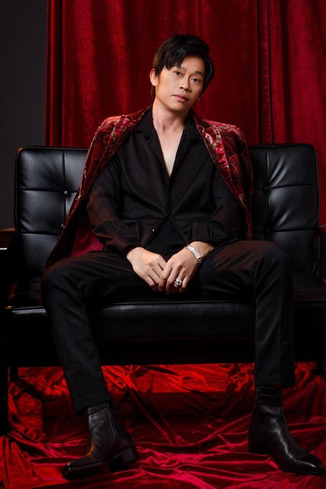 Khác với hình ảnh giản dị, chất phác, trong bộ ảnh này nam danh hài &quot;lột xác&quot; trong hình ảnh lãng tử khiến đồng nghiệp và bạn bè đều bất ngờ.