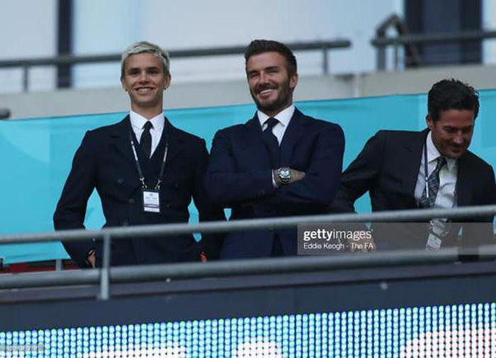 Hình ảnh David Beckham được dân mạng nhanh chóng chia sẻ chóng mặt trên mạng xã hội.