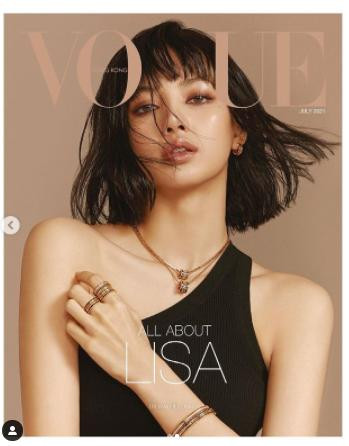 Theo chia sẻ từ nữ ca sĩ, cô chụp bộ ảnh này cho tạp chí VOUGE theo phong cách sexy, gợi cảm.