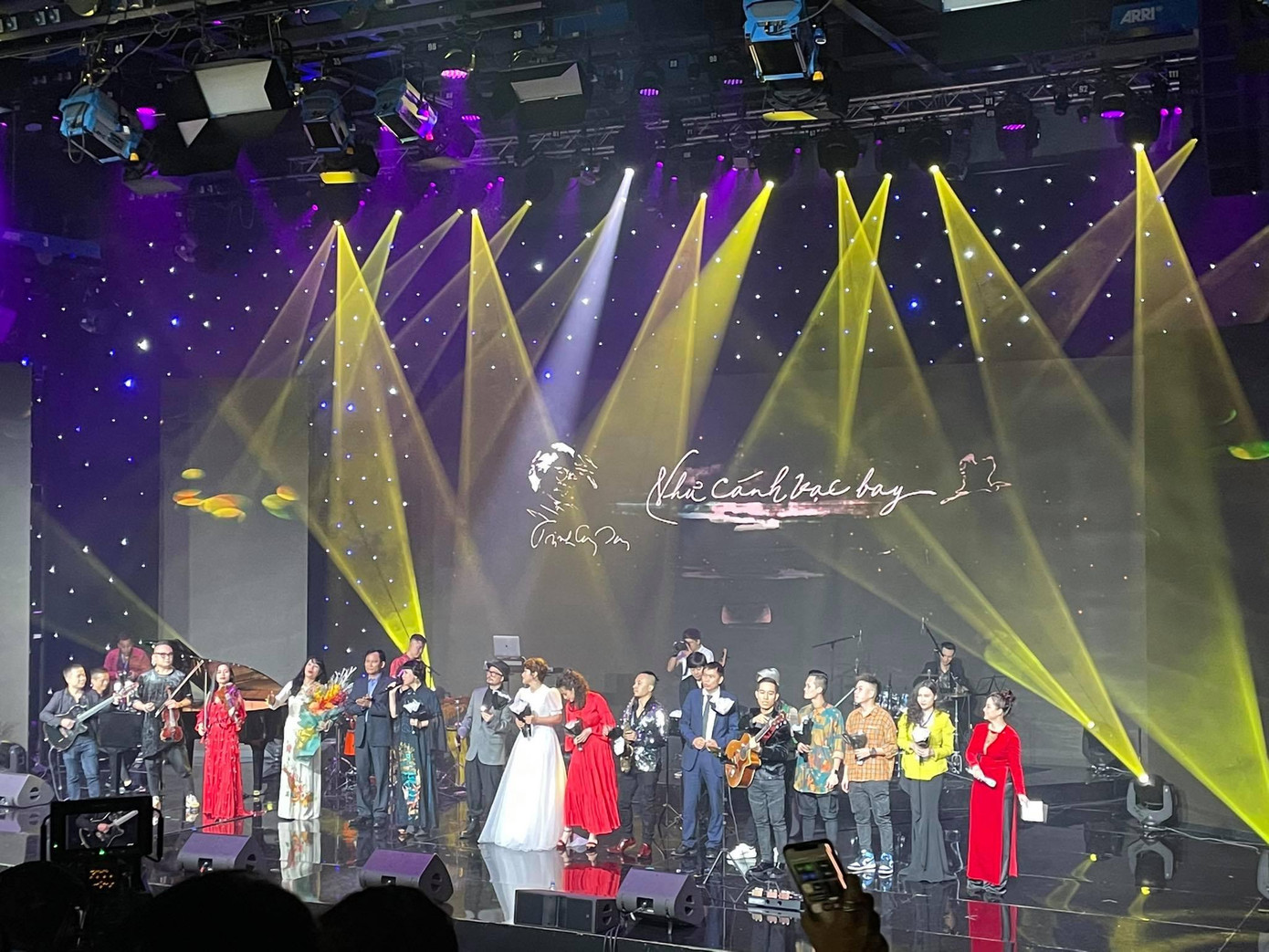 Dàn nghệ sĩ, ban tổ chức của chương trình "Như cánh vạc bay". Dàn nghệ sĩ, ban tổ chức của chương trình "Như cánh vạc bay".