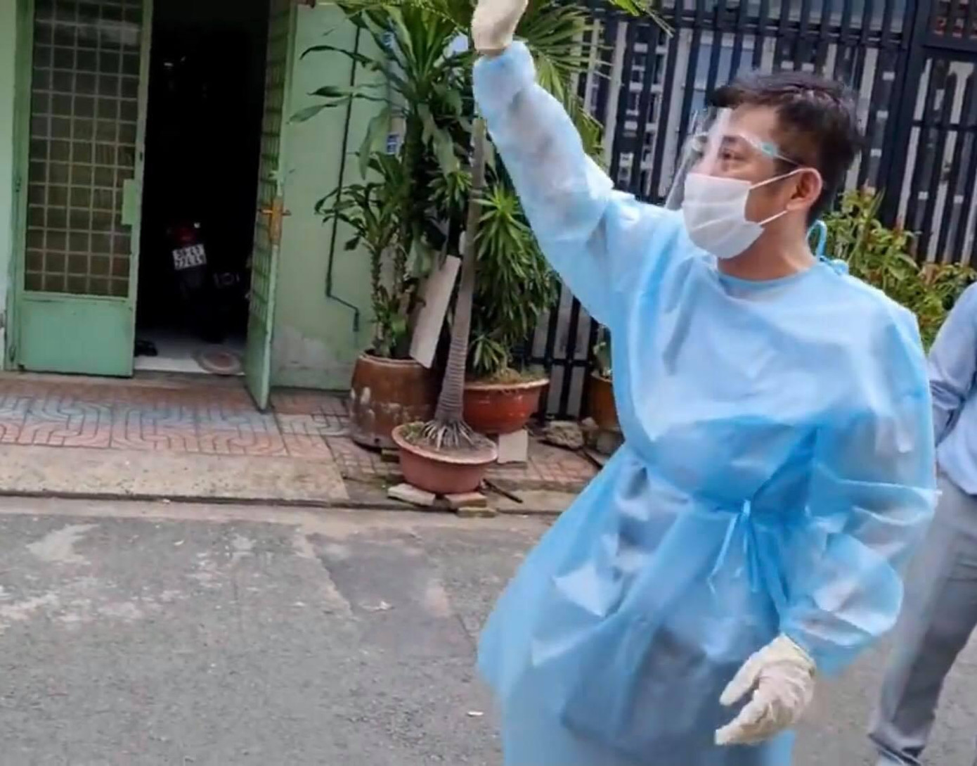 Tấn Beo từng đi phát gạo vài đợt thời gian mới bùng dịch.