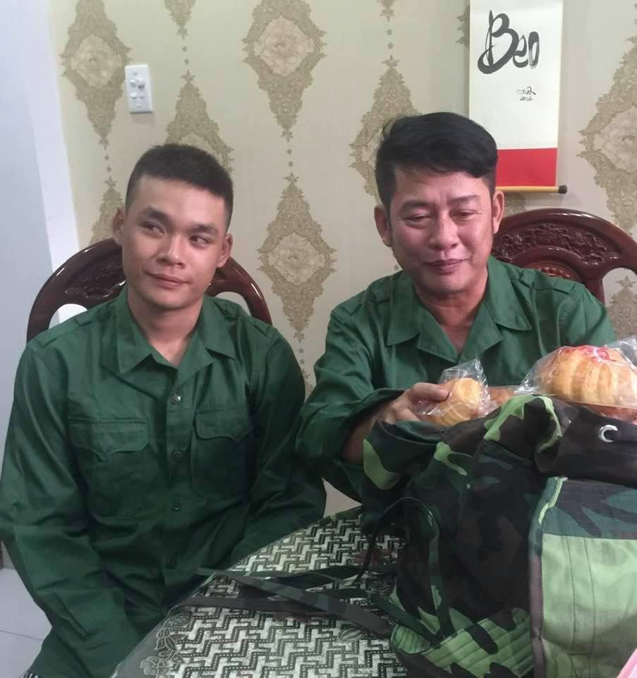 Tấn Beo tiễn con trai Tấn Lợi gia nhập đội tình nguyện viên hỗ trợ chống dịch Covid-19.