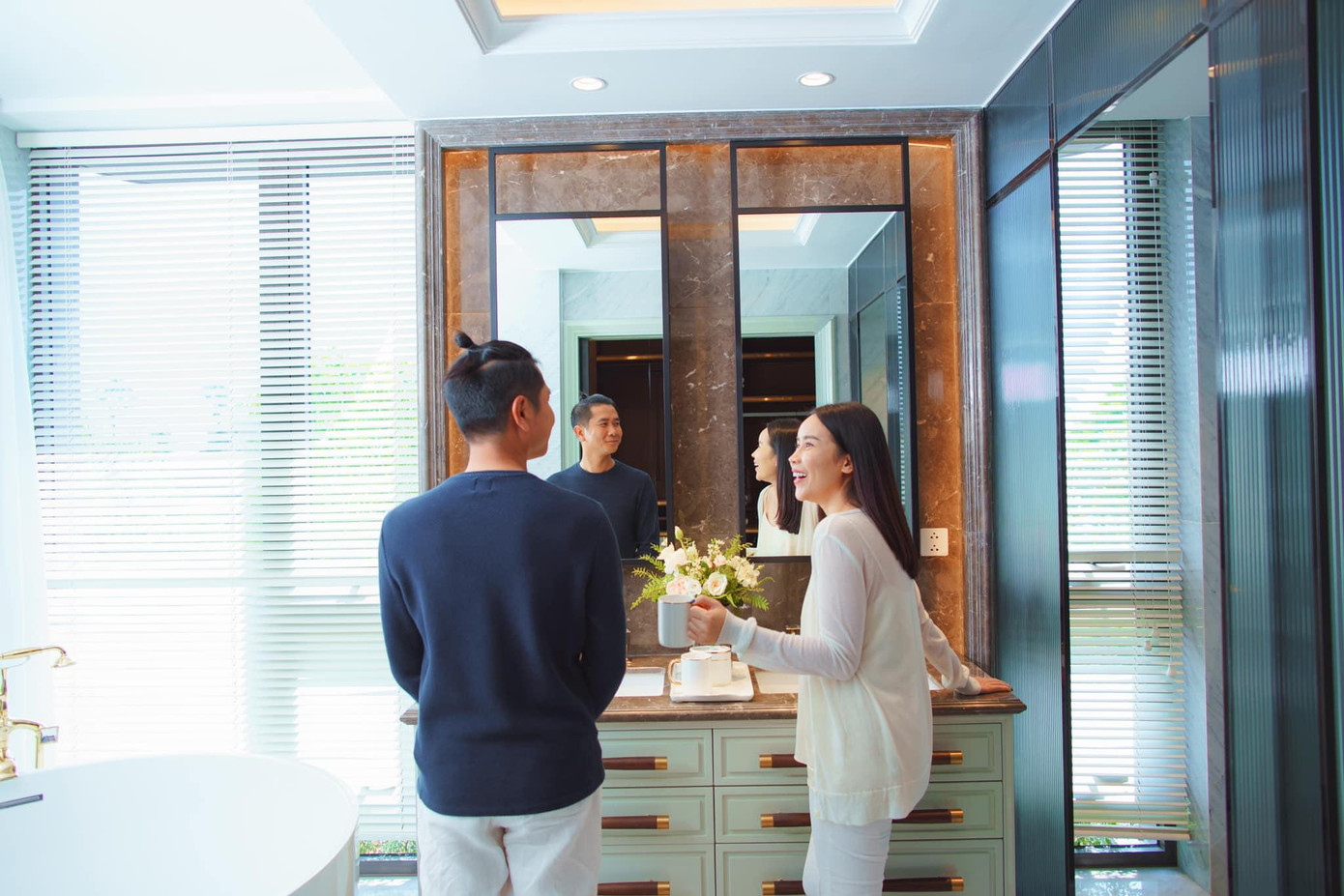 Chia sẻ về lí do bà xã không còn tập trung với hình ảnh ca sĩ, Hồ Hoài Anh từng tiết lộ vợ mình đã dành sự hy sinh rất lớn cho mình: “Vào khoảng thời gian mà Giang đang ở đỉnh cao của sự nghiệp, khi có vài sản phẩm trở thành hit thì cô ấy lại mang bầu em bé. Thời gian bầu cả hai bạn Mina và Misu, vợ tôi đều rất vất vả, mấy tháng trời không ăn uống được gì. Khoảng thời gian ấy chính ra cô ấy có thể đầu tư cho sự nghiệp ca hát, nhưng cô ấy lại chọn lui về sinh con. Cái sự hy sinh đó tôi nghĩ rất là lớn.”