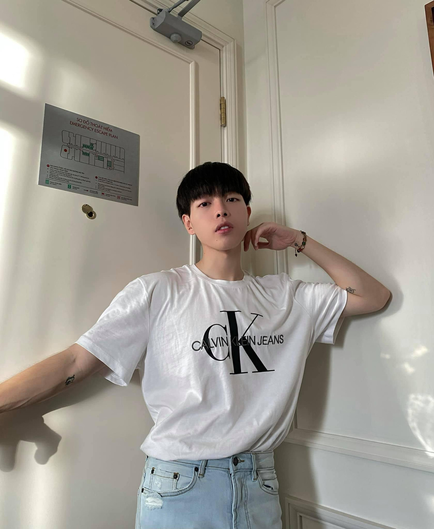 Trước đây, dư luận nhiều lần &quot;dậy sóng&quot; khi nam ca sĩ đăng ảnh gương mặt khác lạ, cằm nhọn và mặt có phần hơi méo. Tuy nhiên, nam ca sĩ chưa từng lên tiếng giải thích về việc này.