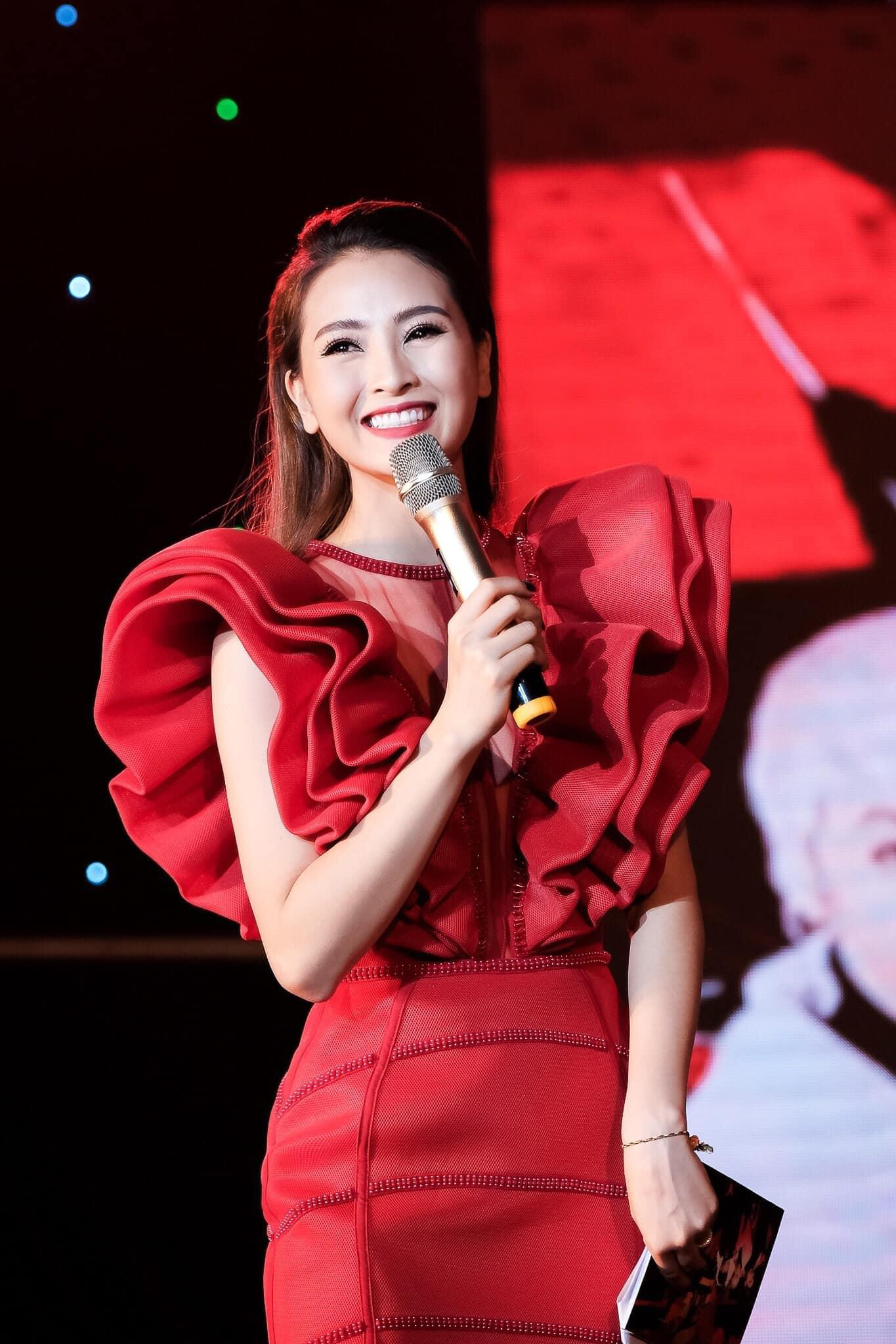 Dù vậy, nhắc đến Mù Tạt, đông đảo khán giả vẫn yêu thích và nhớ tới hình ảnh xinh đẹp, rạng rỡ khi cô đứng trên sân khấu với vai trò MC.