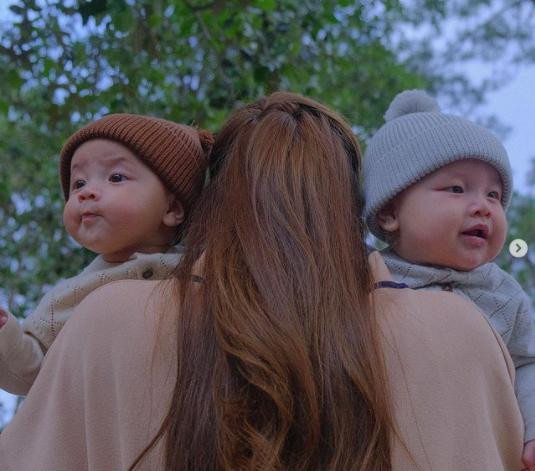 Khoảnh khắc dễ thương của hai nhóc tì nhà Hà Hồ "gây sốt" mạng xã hội. Khoảnh khắc dễ thương của hai nhóc tì nhà Hà Hồ "gây sốt" mạng xã hội.