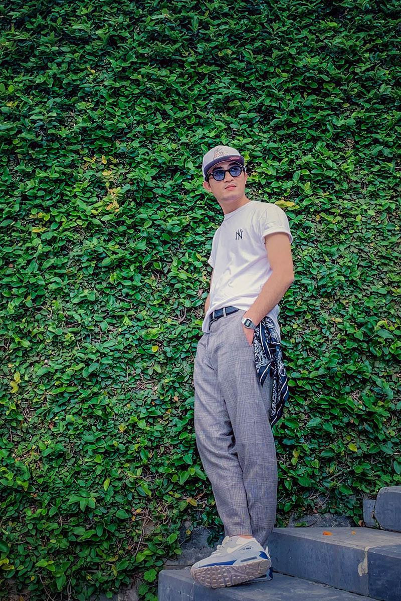 Trước khi là diễn viên, anh từng tham gia các môn nghệ thuật liên quan đến hiphop. Chính vì vậy, trang phục thường ngày của anh đều gắn liền với chiếc mũ lưỡi trai, hay đi cùng các bộ đồ thể thao, khỏe khoắn.