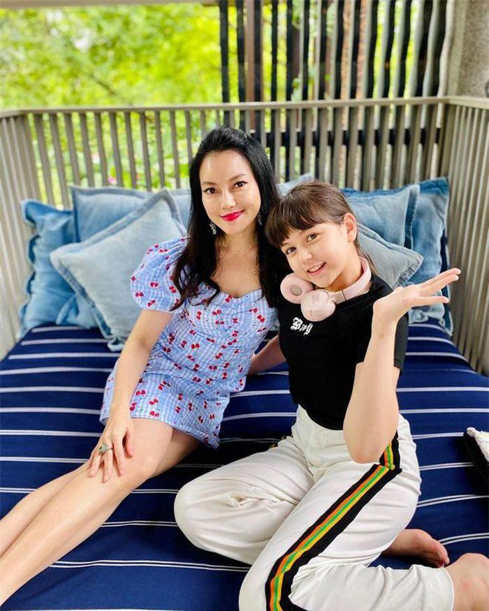 Sau gần 10 năm, Jenna sở hữu gương mặt lai Tây và vẫn đẹp như búp bê.