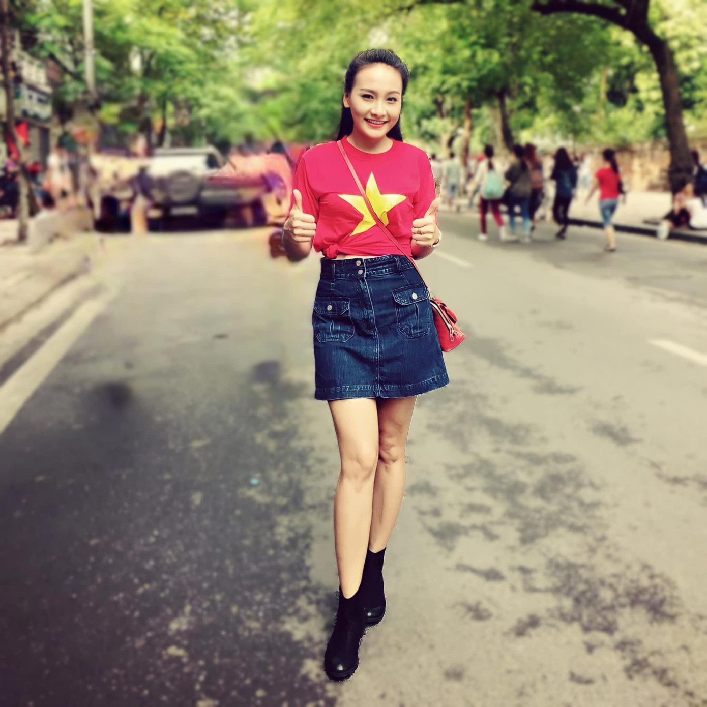 Đăng hình mặc áo cờ đỏ sao vàng ngày còn trẻ, Bảo Thanh viết: &quot;Mong bình yên trở lại... Việt Nam ơi&quot;.