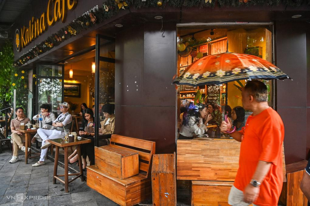 Một quán cà phê trên phố Bà Triệu đông khách hôm 14/10, khi Hà Nội cho bán hàng tại chỗ. Ảnh: Giang Huy Một quán cà phê trên phố Bà Triệu đông khách hôm 14/10, khi Hà Nội cho bán hàng tại chỗ. Ảnh: Giang Huy