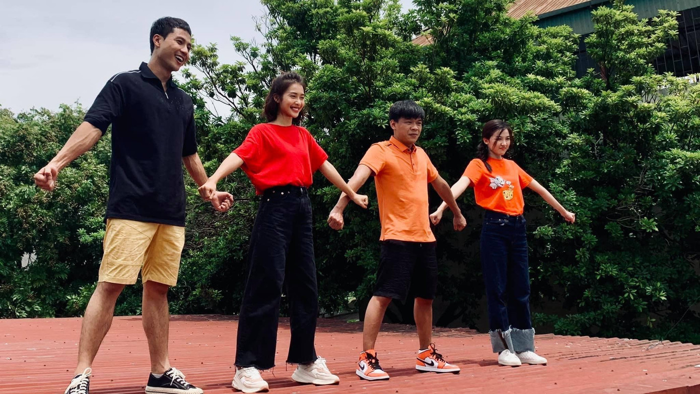 "11 tháng 5 ngày” xoay quanh câu chuyện cuộc sống đời thường của Tuệ Nhi cùng các bạn trẻ trong xóm trọ của bà Vân. Nhờ những tình tiết hài hước, thú vị không kém phần xúc động, bộ phim đang hút lượt rating lớn trên sóng giờ vàng VTV. "11 tháng 5 ngày” xoay quanh câu chuyện cuộc sống đời thường của Tuệ Nhi cùng các bạn trẻ trong xóm trọ của bà Vân. Nhờ những tình tiết hài hước, thú vị không kém phần xúc động, bộ phim đang hút lượt rating lớn trên sóng giờ vàng VTV.