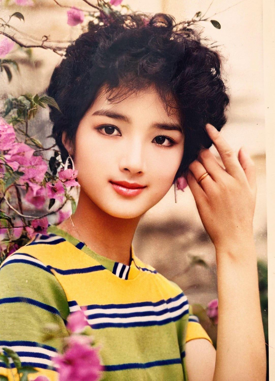 Sau 3 giờ đăng tải, bộ ảnh của Giáng My nhanh chóng thu hút hơn 3.000 lượt yêu thích và nhiều bình luận ngưỡng mộ từ fan.