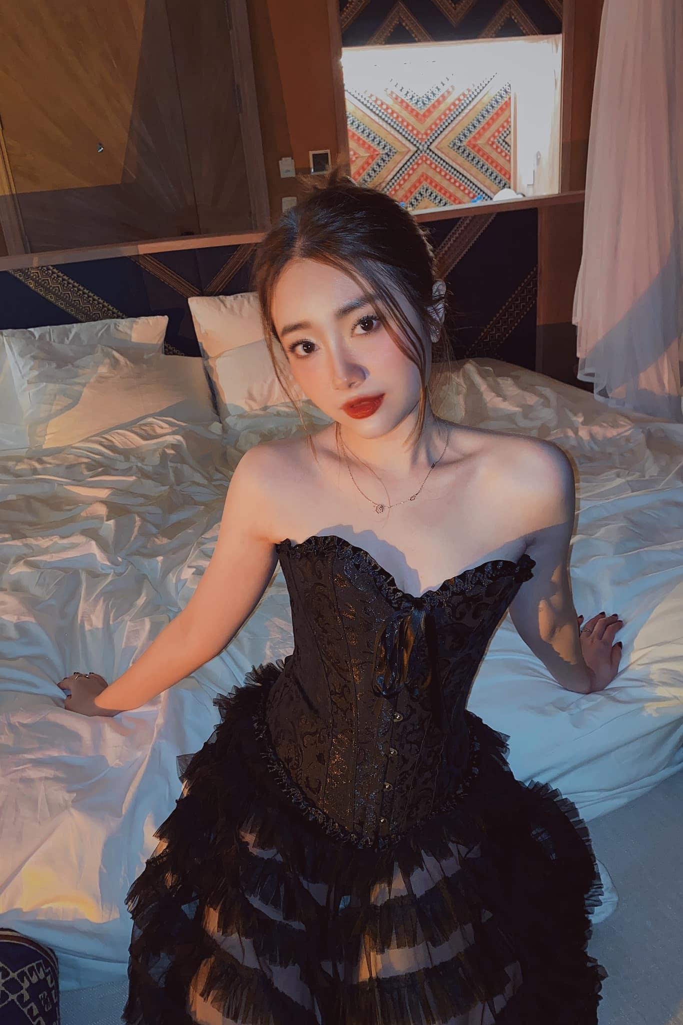 Kiều My hóa nàng thơ trong bộ đầm công chúa, các đồng nghiệp xuýt xoa vì nhan sắc thăng hạng. Kiều My hóa nàng thơ trong bộ đầm công chúa, các đồng nghiệp xuýt xoa vì nhan sắc thăng hạng.