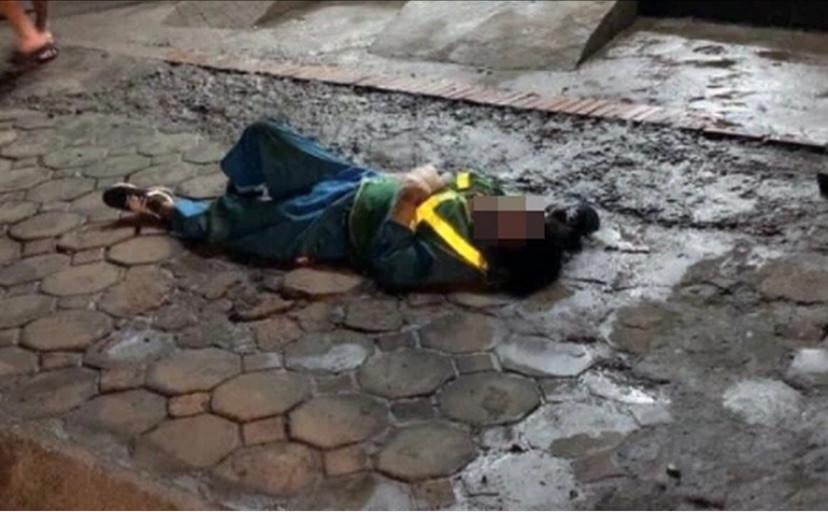 Nạn nhân bị hất văng ra vỉa hè (Ảnh: CTV).