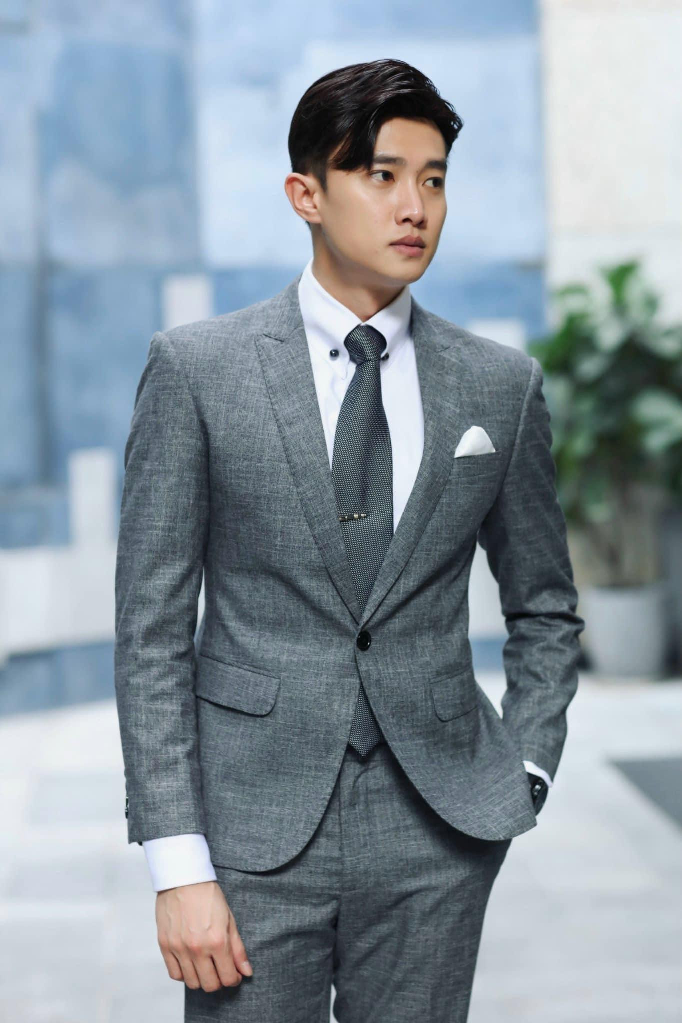 Quốc Trường đăng ảnh diện vest lịch lãm đón Noel.