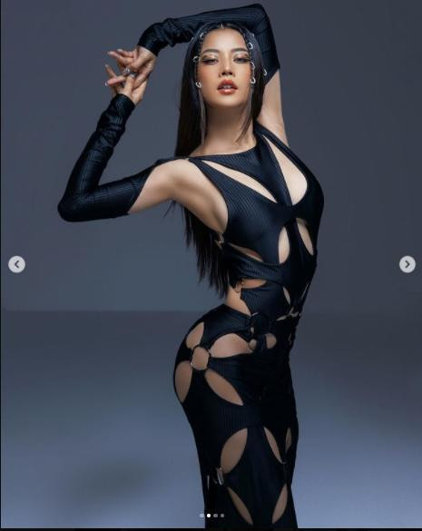 Chi Pu tung hình mặc váy cắt xẻ táo bạo, sexy "đốt mắt" fan. Chi Pu tung hình mặc váy cắt xẻ táo bạo, sexy "đốt mắt" fan.