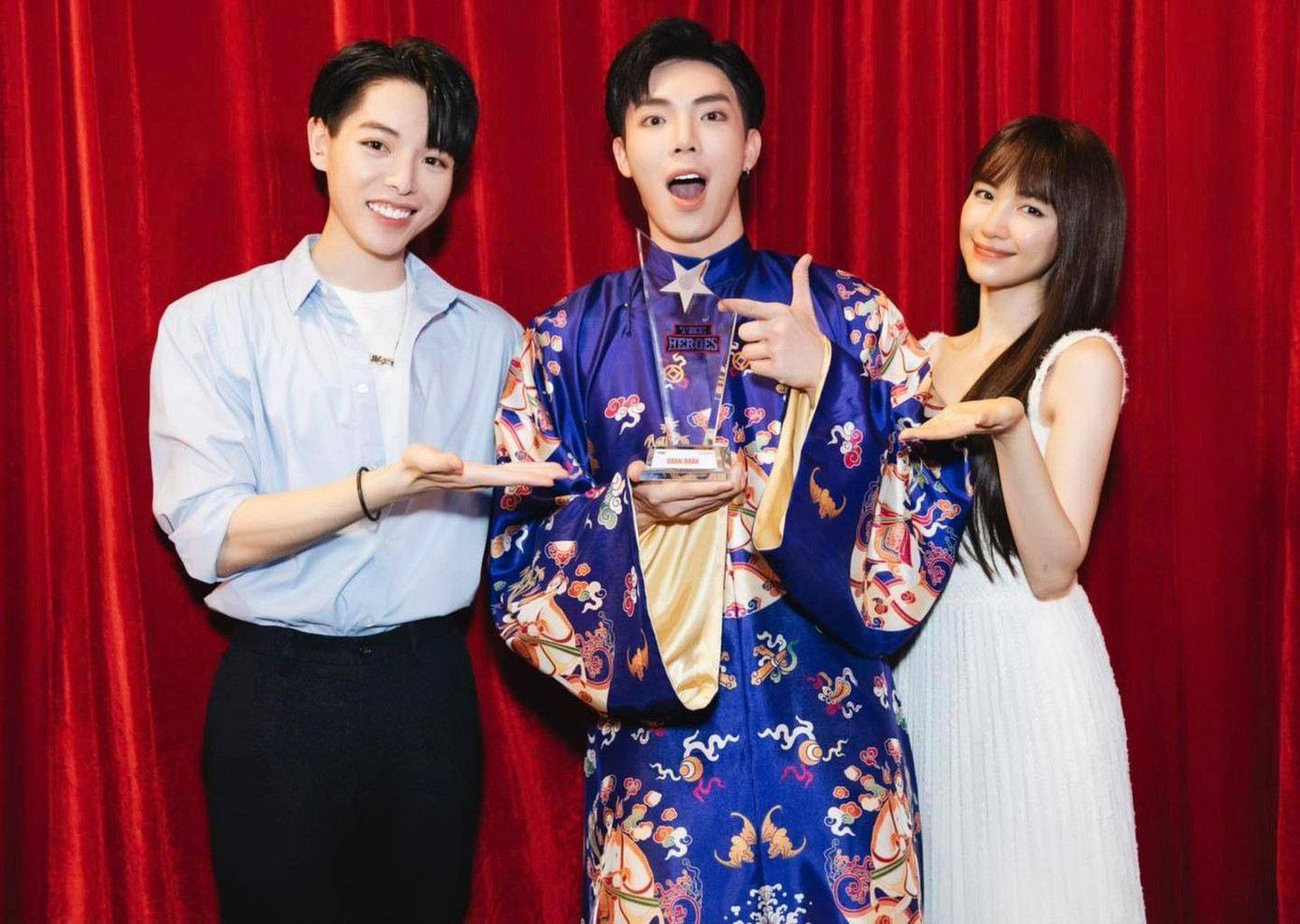 Nhà "Hoa dâm bụt" chúc mừng Erik đạt quán quân chương trình "The Heroes 2021".