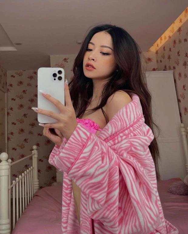 Chỉ sau 1 ngày đăng tải, bức hình thu hút hơn 140.000 lượt &quot;thả tim&quot; từ fan, nhiều bình luận trầm trồ trước body ngày càng mê đắm của Chi Pu. Bên cạnh shoot hình bikini nuột nà, Chi Pu luôn chuộng các phong cách sexy, gợi cảm khoe triệt để các đường cong của cơ thể. Trên trang cá nhân, các bức hình sexy, gợi cảm của giọng ca 1993 luôn nhận được số lượt tương tác lớn từ khán giả. Dù luôn bị tranh cãi về giọng hát nhưng nhiều ý kiến cho rằng Chi Pu đang làm tốt vai trò của một nghệ sĩ, một người nổi tiếng. Cùng ngắm lại các bức hình khoe trọn đường cong gợi cảm của Chi Pu.