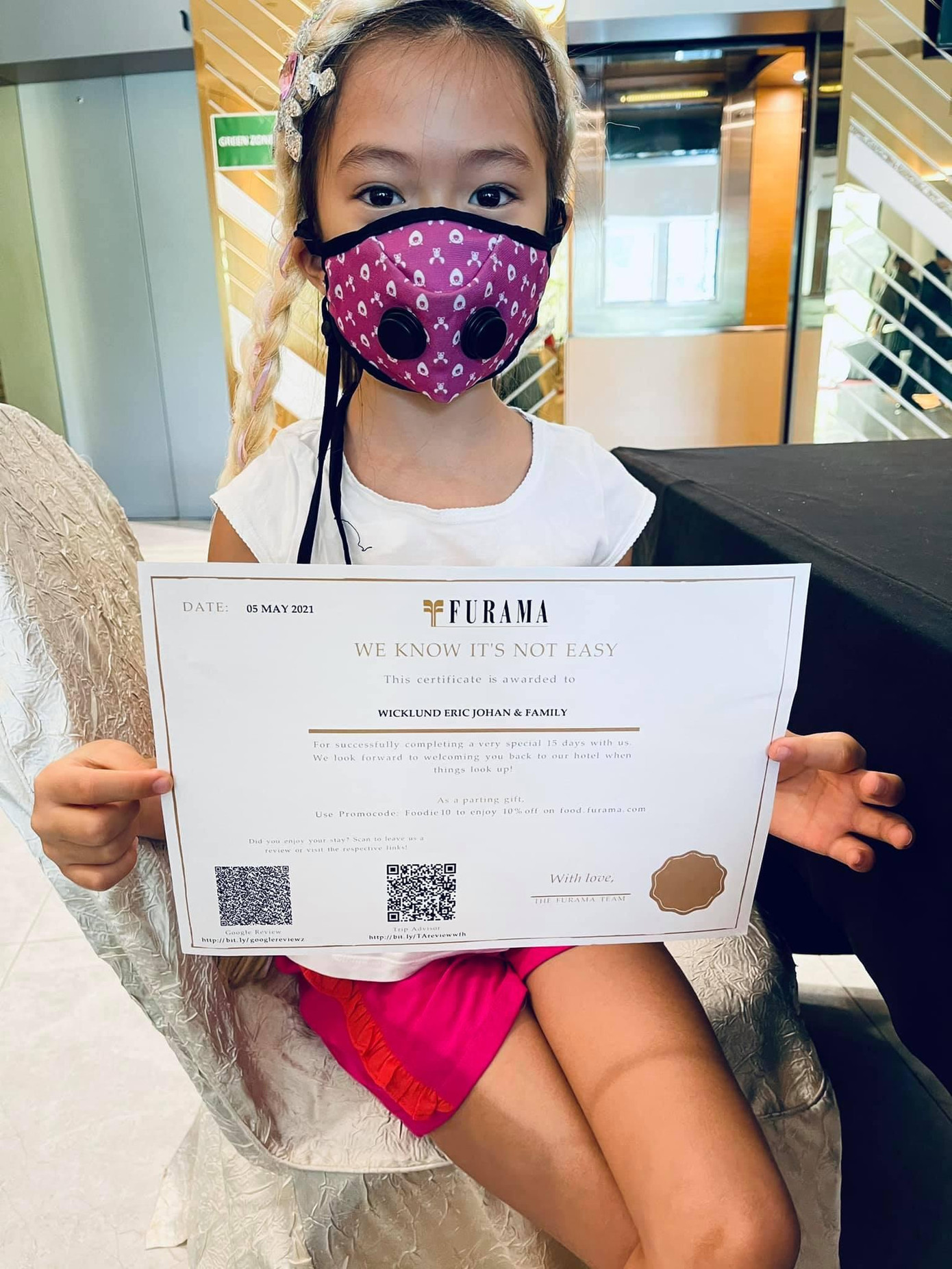 Bé Sol - con gái Đoan Trang nhận giấy chứng nhận âm tính sau khi xét nghiệm COVID - 19. Bé Sol - con gái Đoan Trang nhận giấy chứng nhận âm tính sau khi xét nghiệm COVID - 19.