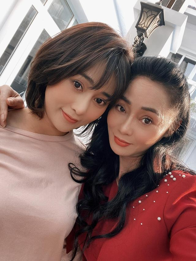 Trong phim, bà Xuân vợ Chủ tịch tập đoàn, mẹ của giám đốc Hoàng Long (Mạnh Trường). Thế nhưng trong gia đình, Xuân lại lép vế trước bà mẹ chồng là bà Dần (NSND Như Quỳnh). Trong mắt mẹ chồng, Xuân là cô con dâu “ăn bám” và coi như người ngoài. Không chỉ tính cách mà phong cách ăn mặc màu mè, diêm dúa của bà Xuân khiến khán giả vô cùng ấn tượng. Trong phim, bà Xuân vợ Chủ tịch tập đoàn, mẹ của giám đốc Hoàng Long (Mạnh Trường). Thế nhưng trong gia đình, Xuân lại lép vế trước bà mẹ chồng là bà Dần (NSND Như Quỳnh). Trong mắt mẹ chồng, Xuân là cô con dâu “ăn bám” và coi như người ngoài. Không chỉ tính cách mà phong cách ăn mặc màu mè, diêm dúa của bà Xuân khiến khán giả vô cùng ấn tượng.